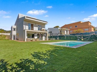 House with pool for sale in Bigues i Riells del Fai