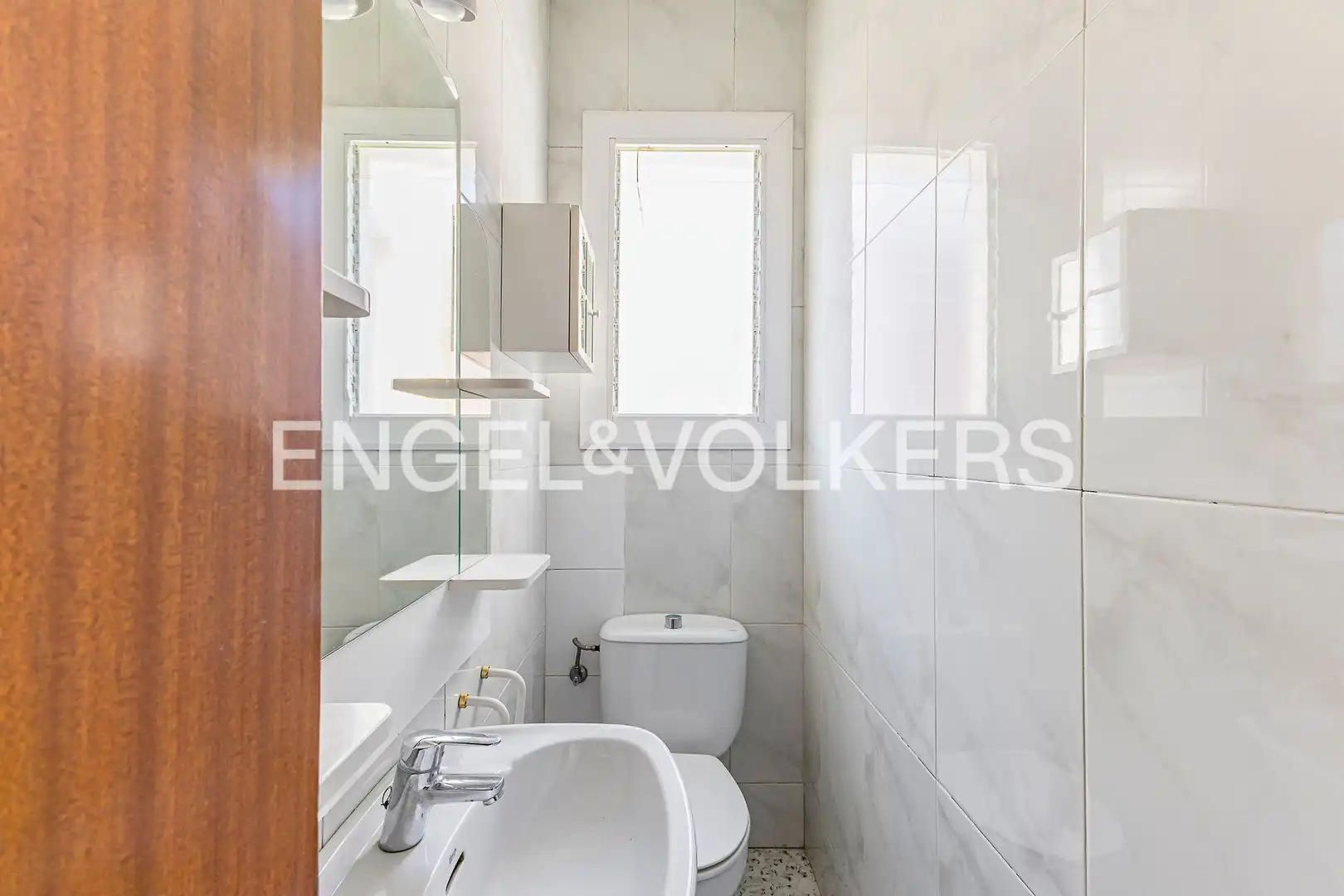 Badezimmer von Wohnung zum Verkauf in Barcelona mit Heizung und Balkon