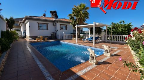 Ponemos a la venta esta auténtica joya en El Puntal, Padul.Una vivienda única que combina amplitud, comodidad y un entorno inmejor