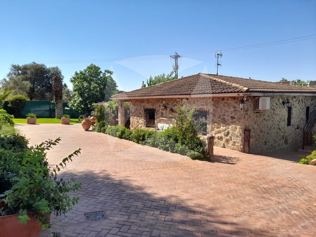 Vista exterior de Casa o xalet en venda en Cáceres Capital amb Terrassa i Moblat
