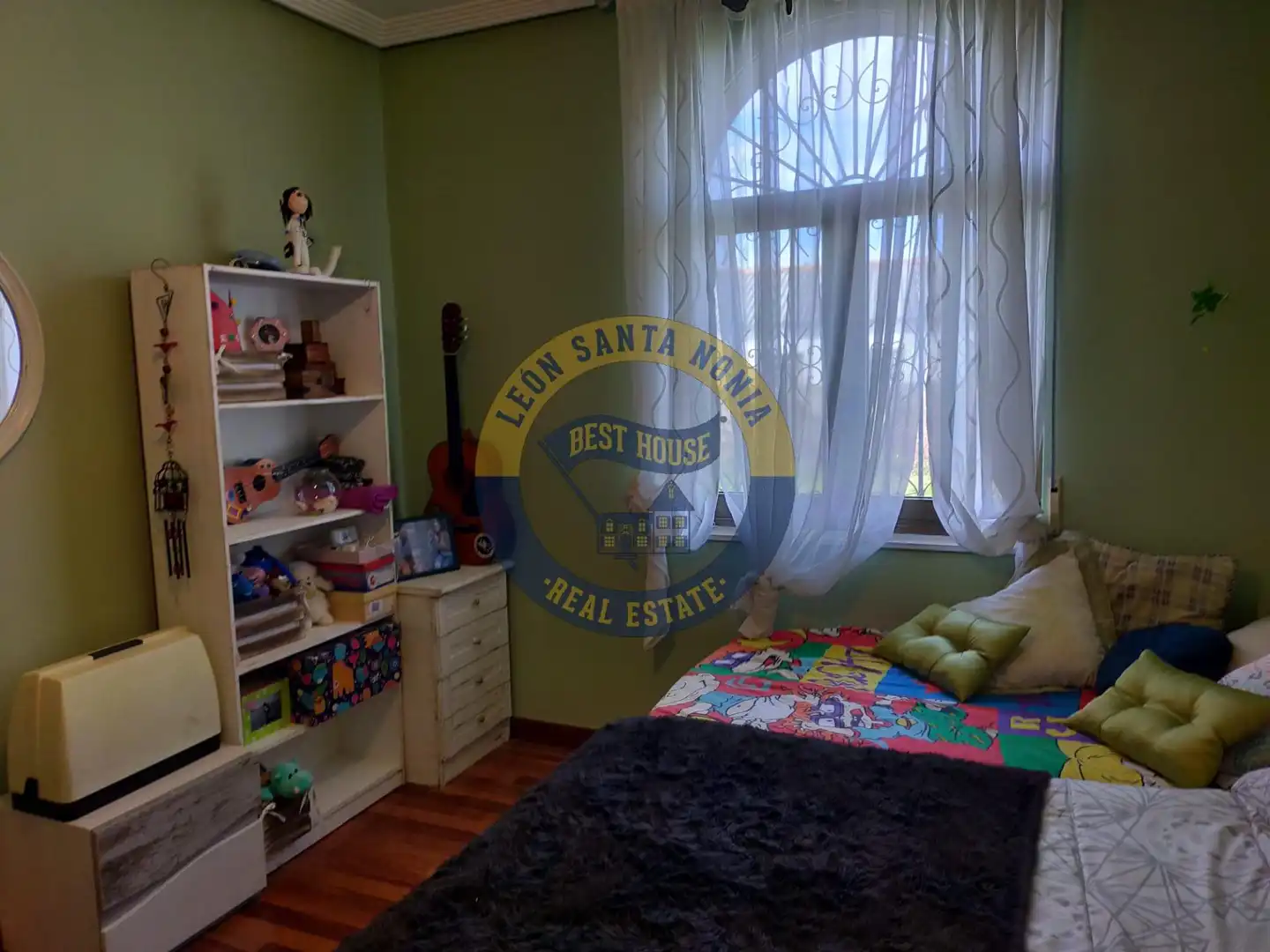Dormitori de Casa o xalet en venda en León Capital  amb Calefacció