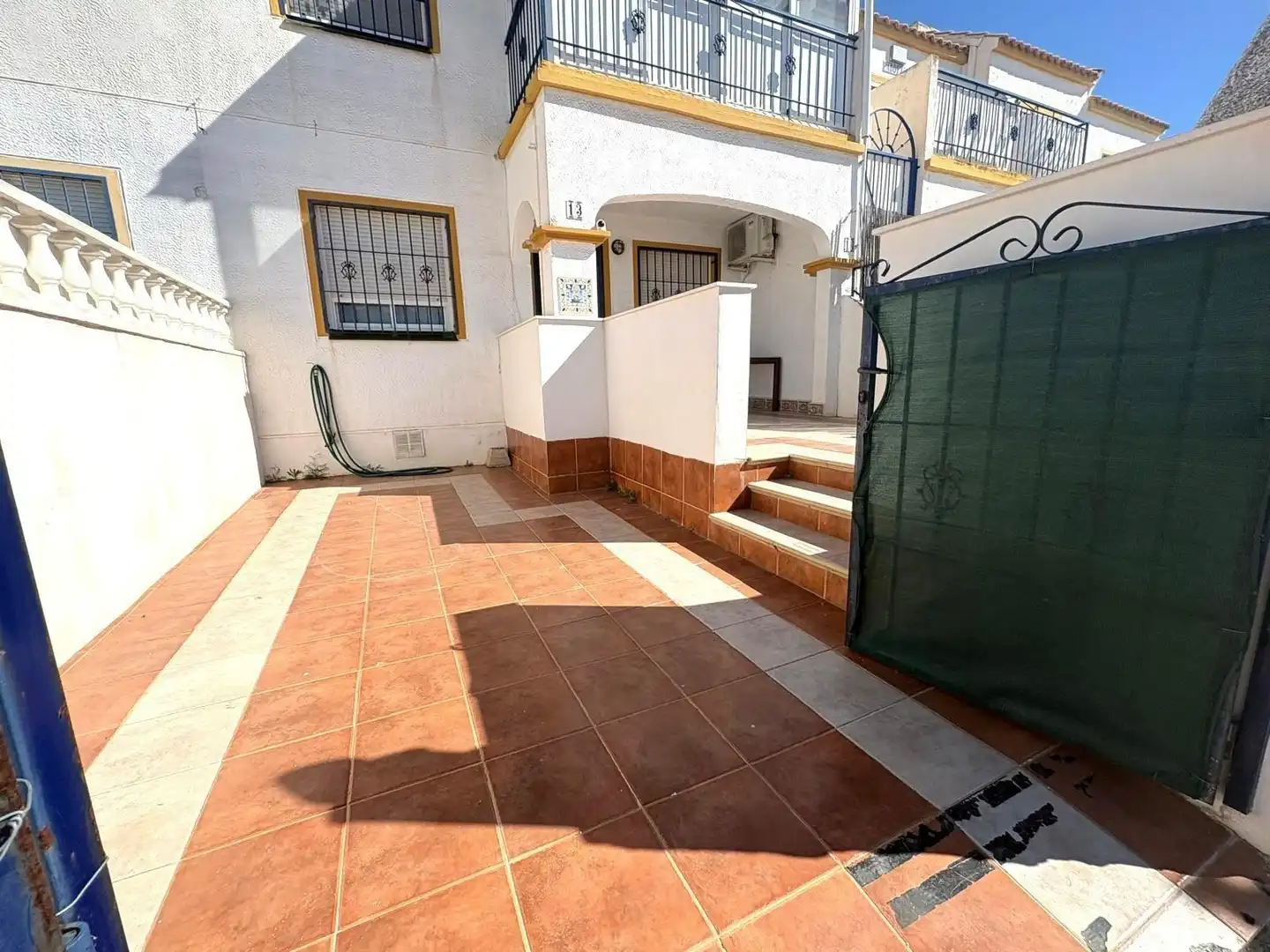 Vista exterior de Casa o xalet en venda en Torrevieja amb Moblat i Piscina comunitària