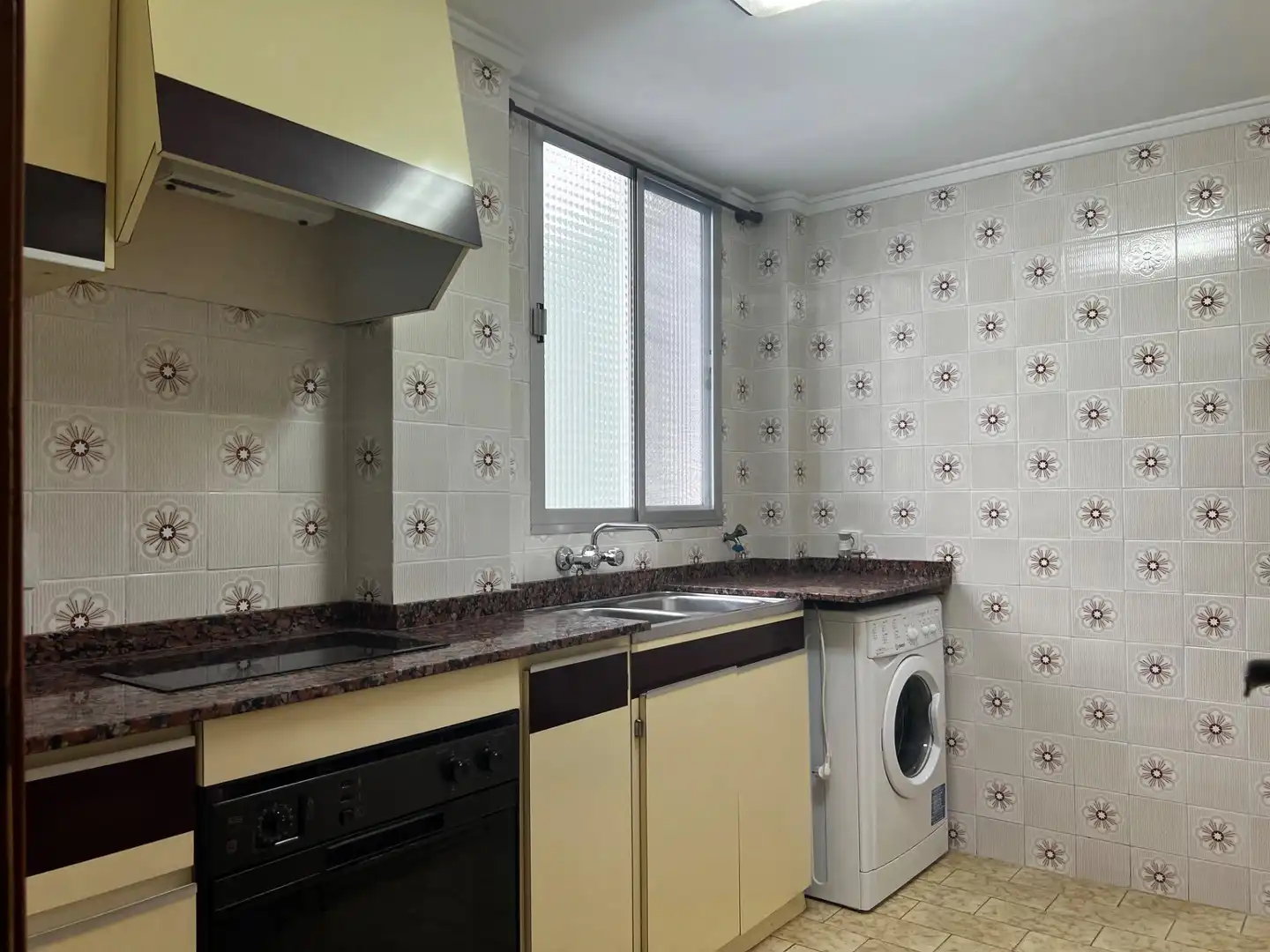 Kitchen of Flat for sale in Valencia  with Air Conditioner and Alarm
