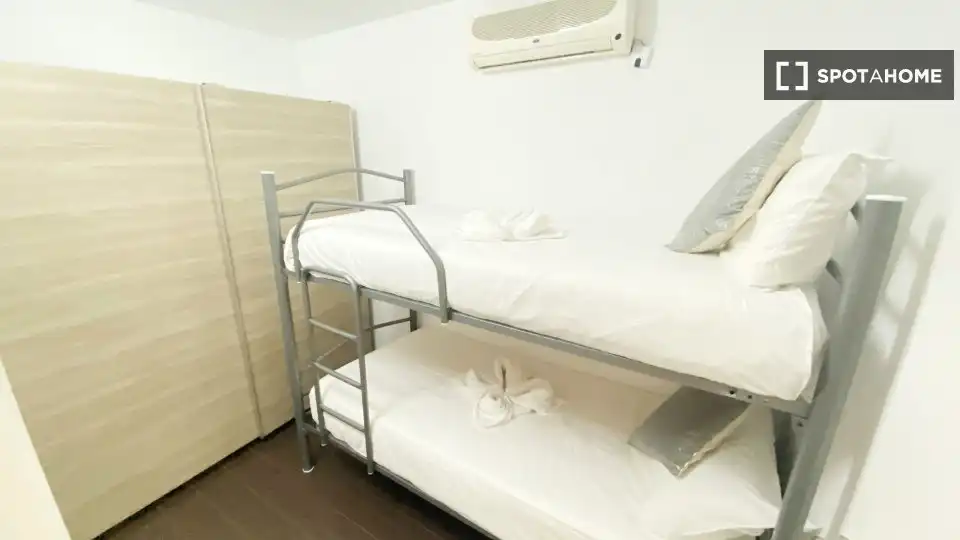 Dormitori de Pis de lloguer en Madrid amb Aire condicionat, Calefacció i Moblat