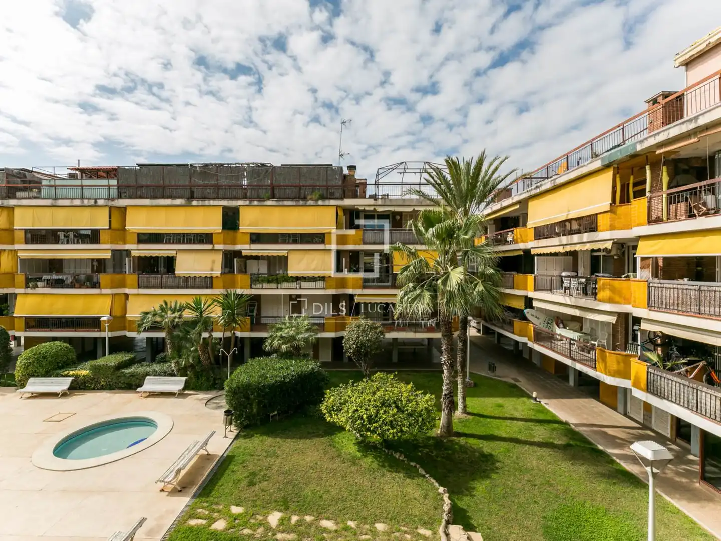 Außenansicht von Wohnung zum Verkauf in Castelldefels mit Heizung, Privatgarten und Terrasse