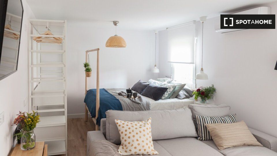 Dormitori de Pis de lloguer en  Madrid Capital amb Aire condicionat, Calefacció i Moblat