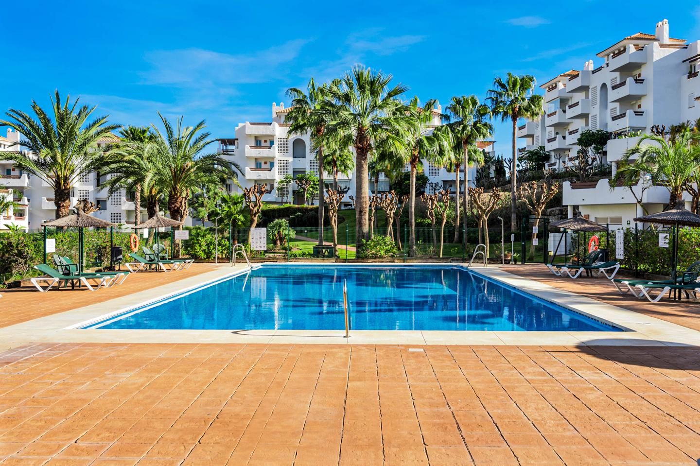 Vista exterior de Ático en venta en Estepona con Aire acondicionado, Calefacción y Jardín privado