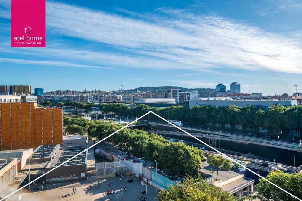 Vista exterior de Pis en venda en L'Hospitalet de Llobregat amb Aire condicionat, Parquet i Terrassa