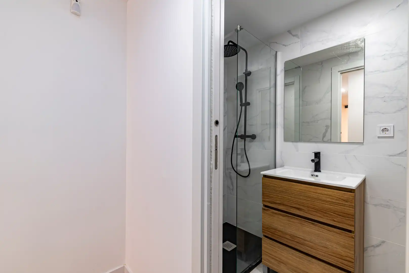 Bathroom of Flat for sale in L'Hospitalet de Llobregat  with Air Conditioner, Heating and Parquet flooring