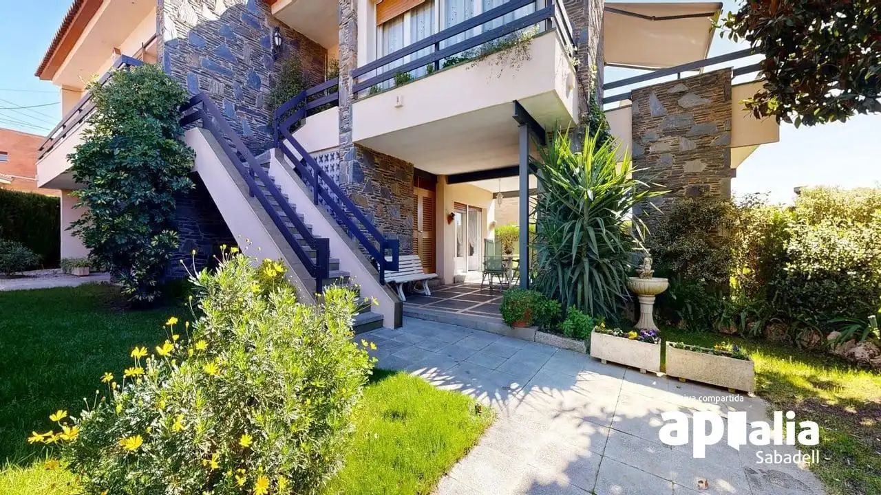 Vista exterior de Casa o xalet en venda en Barberà del Vallès amb Aire condicionat, Calefacció i Jardí privat