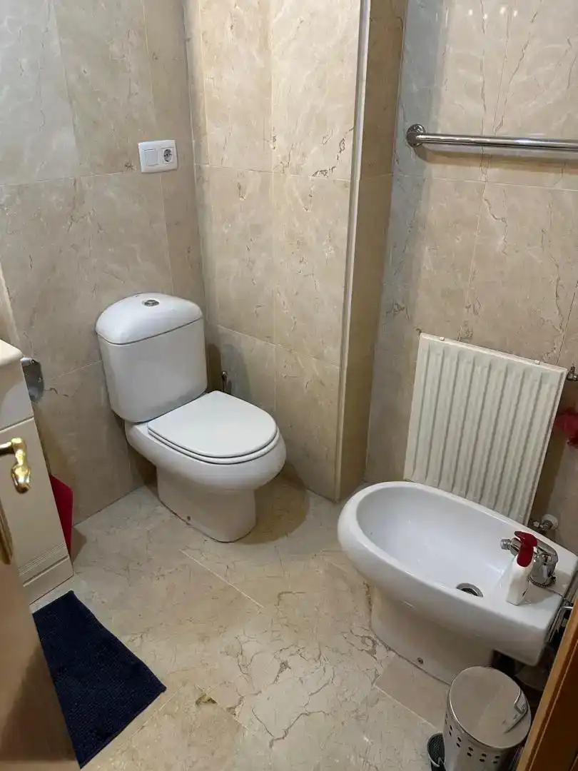 Baño de Piso para compartir en Marbella con Jardín privado, Piscina y Amueblado