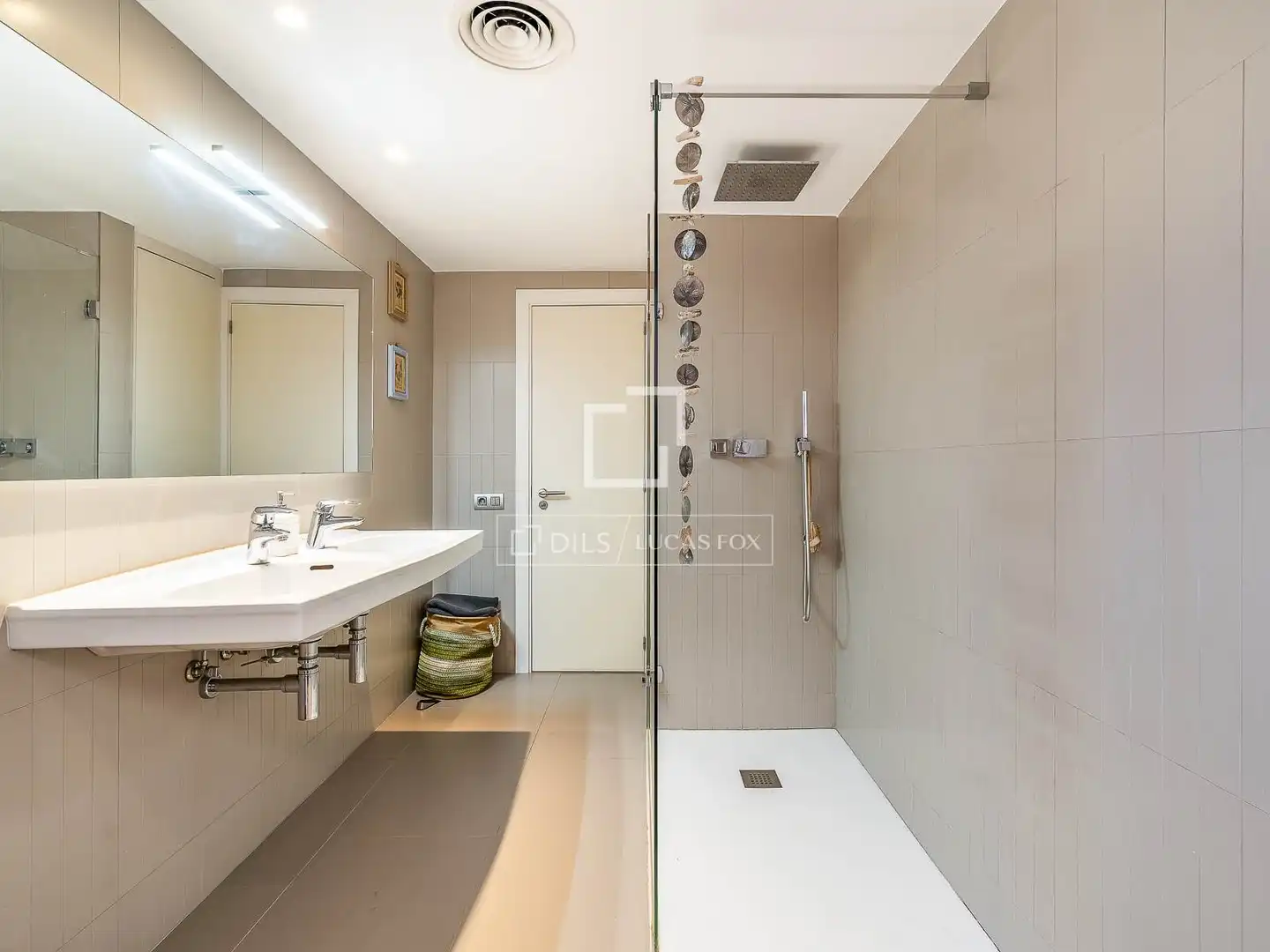 Badezimmer von Wohnung zum Verkauf in Barcelona mit Klimaanlage, Heizung und Terrasse