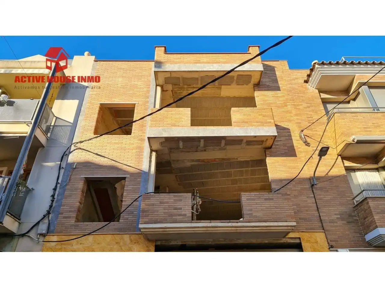 Vista exterior de Casa adosada en venda en Santa Bàrbara amb Terrassa i Balcó