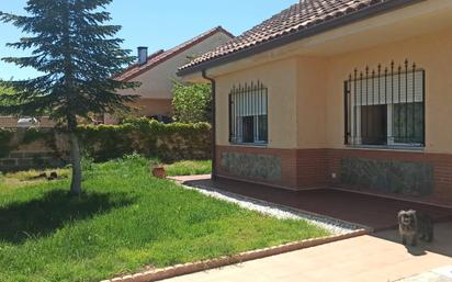 Jardí de Casa adosada en venda en Novés amb Aire condicionat, Calefacció i Forn