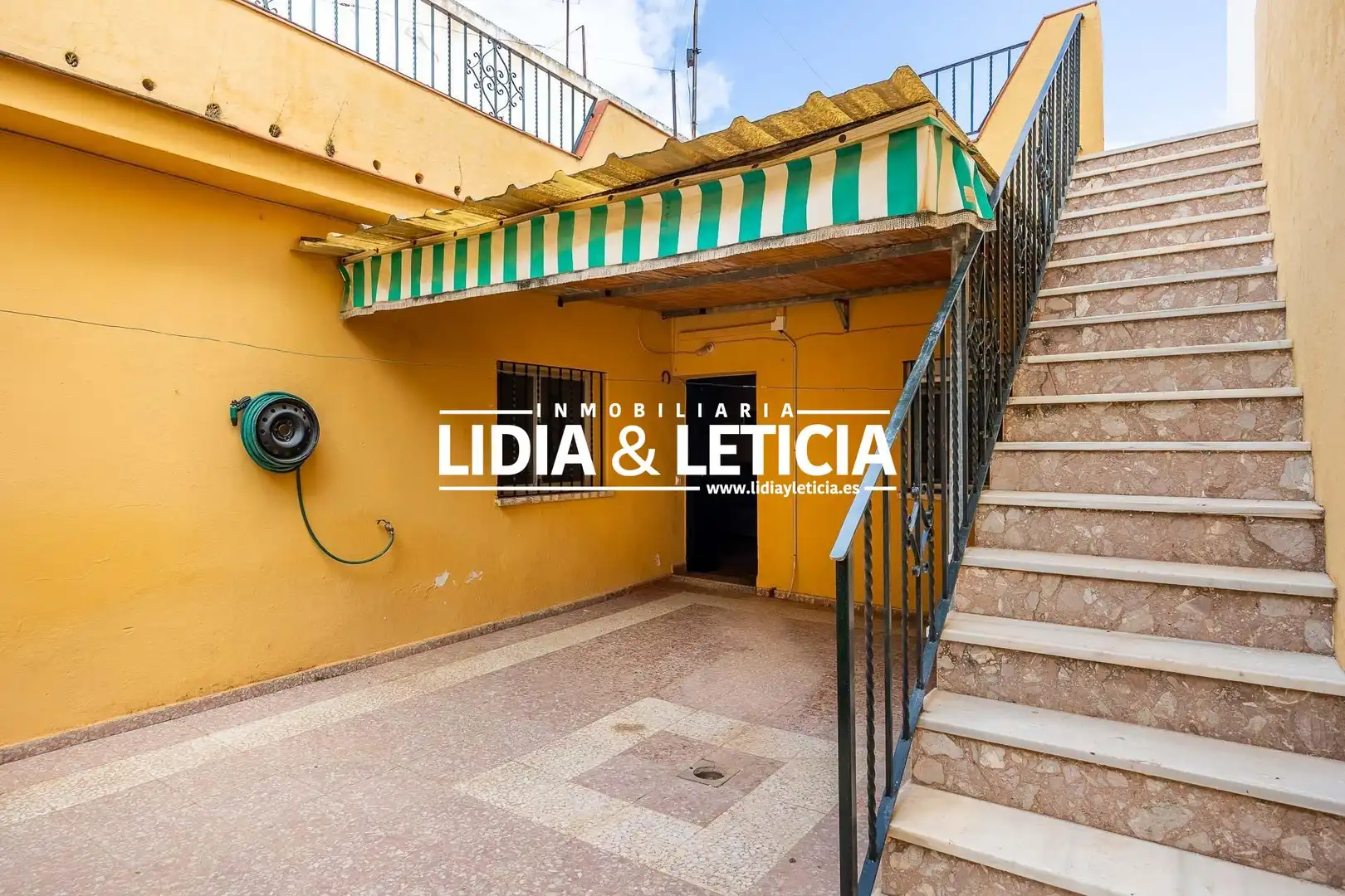 Vista exterior de Casa o xalet en venda en Alcalá de Guadaira amb Aire condicionat i Calefacció