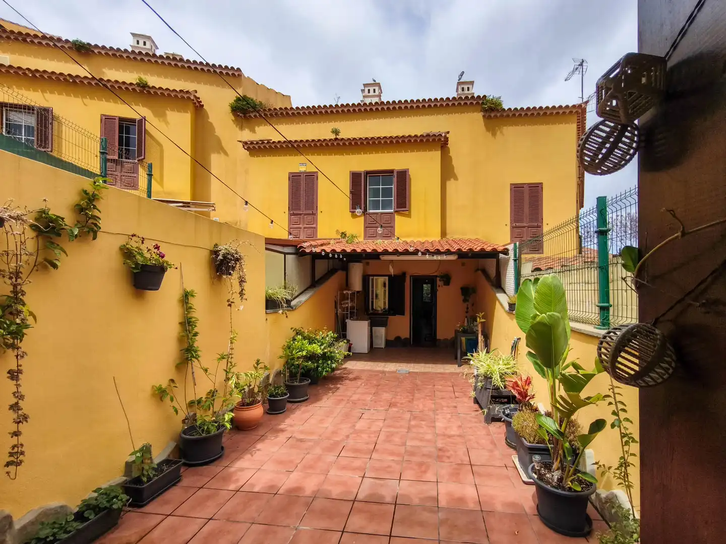 Vista exterior de Casa adosada en venda en Tacoronte amb Jardí privat, Terrassa i Moblat