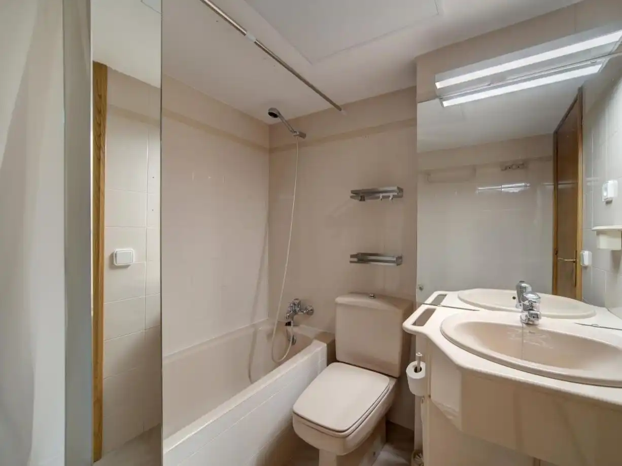 Baño de Piso de alquiler en Naut Aran con Calefacción, Trastero y Amueblado