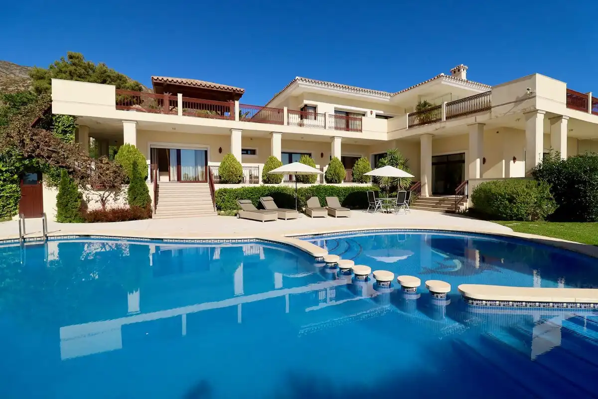 Chalet con piscina en venta en Calle Verdi, imagen 2