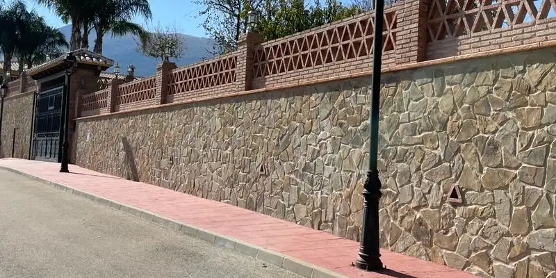 Vista exterior de Casa o xalet en venda en Loja amb Aire condicionat, Jardí privat i Terrassa
