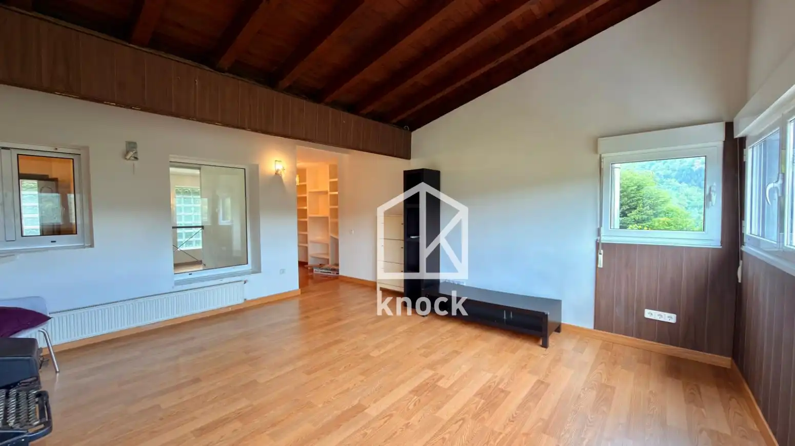 Sala d'estar de Casa o xalet en venda en Oviedo  amb Calefacció, Parquet i Terrassa