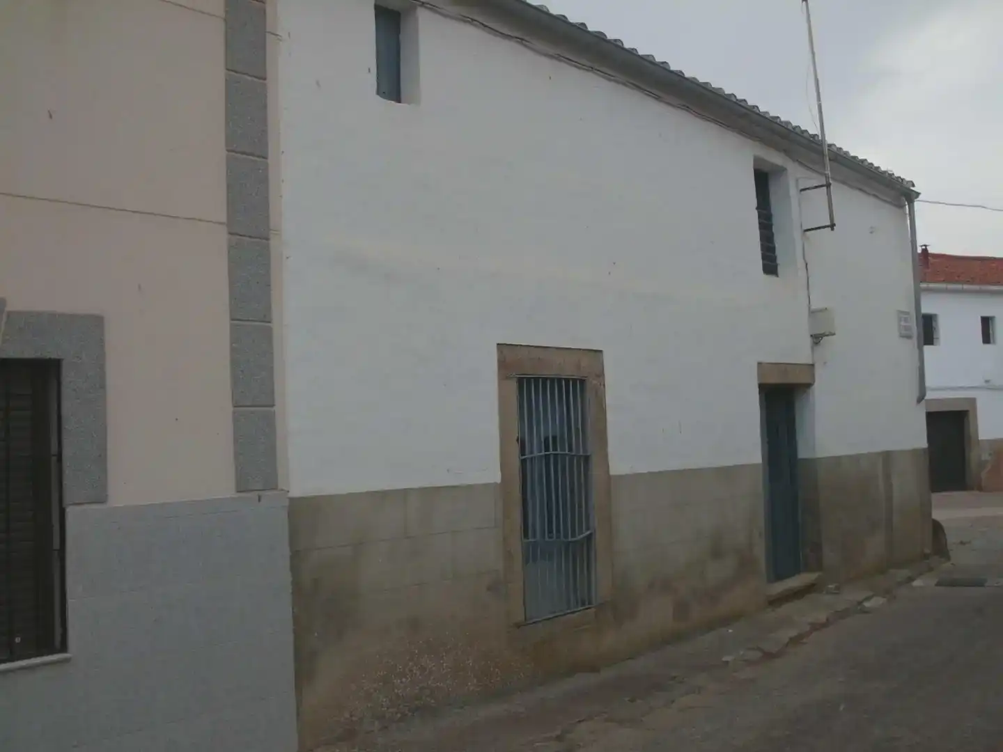 Vista exterior de Casa adosada en venta en Albalá con Trastero, Horno y Lavadora