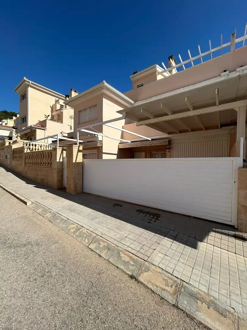 Außenansicht von Einfamilien-Reihenhaus zum Verkauf in Cullera mit Klimaanlage, Terrasse und Möbliert