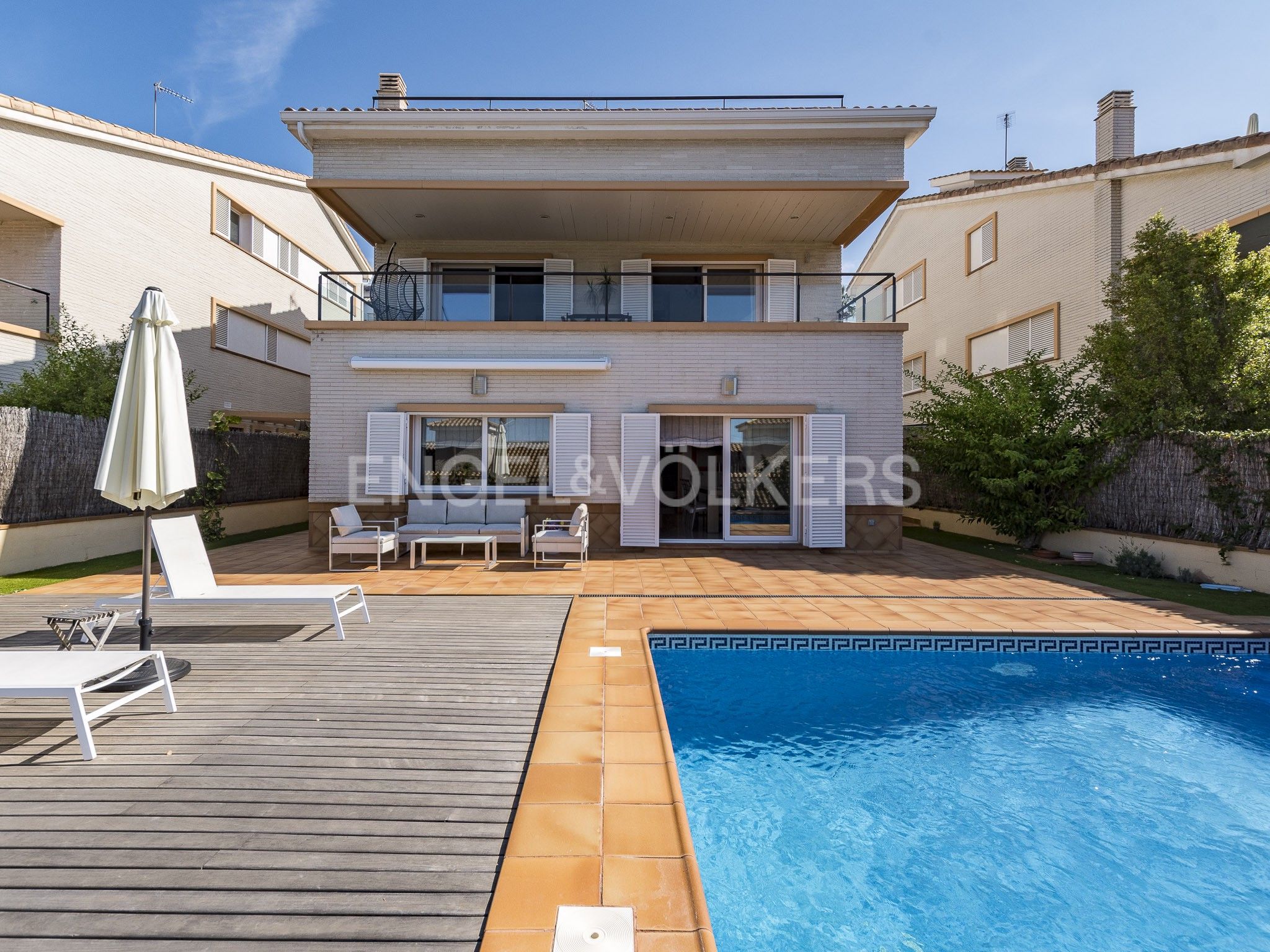 Exterior view of House or chalet for sale in Vilassar de Dalt  with Air Conditioner, Heating and Private garden