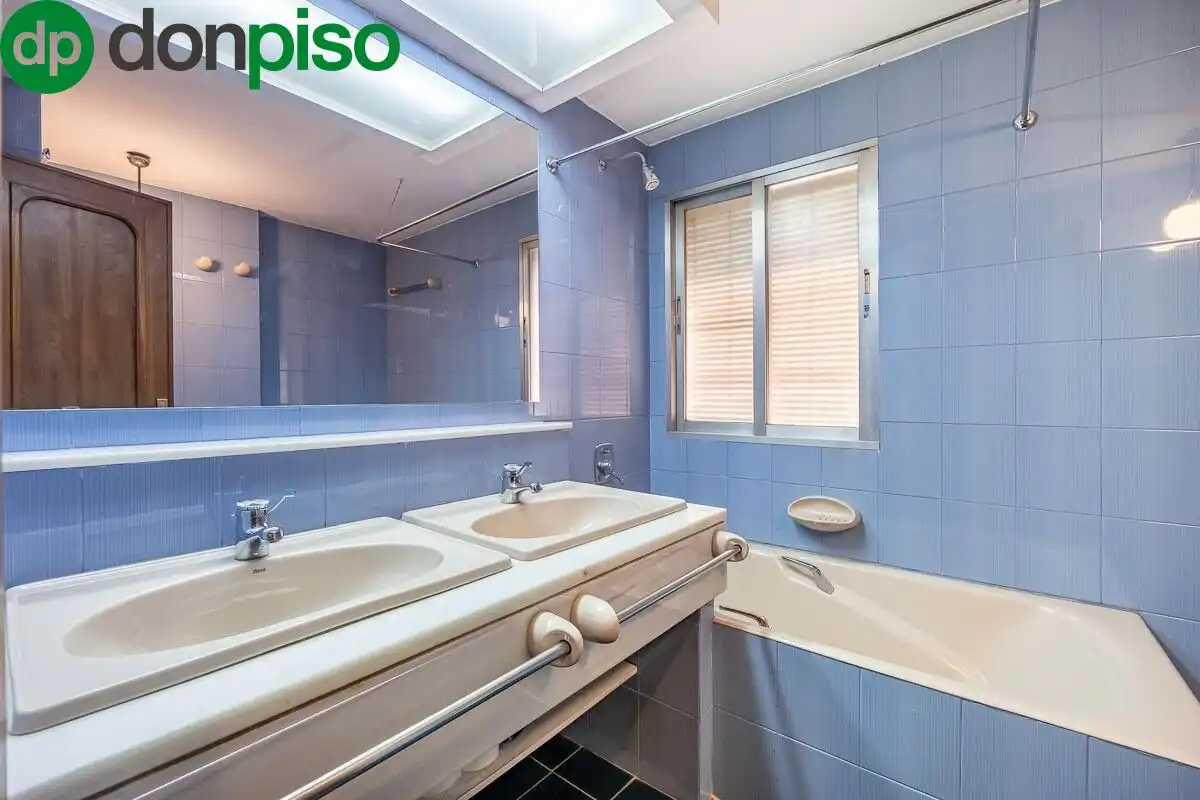 Bathroom of Flat for sale in Granada  with Air Conditioner, Heating and Terrace