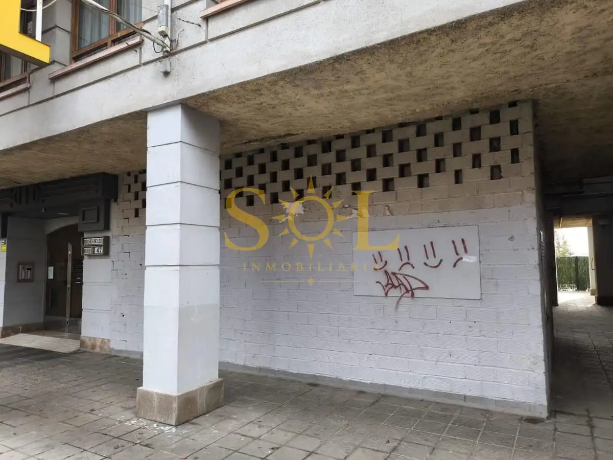 Local comercial en venda a Calle De Moisés De León 47