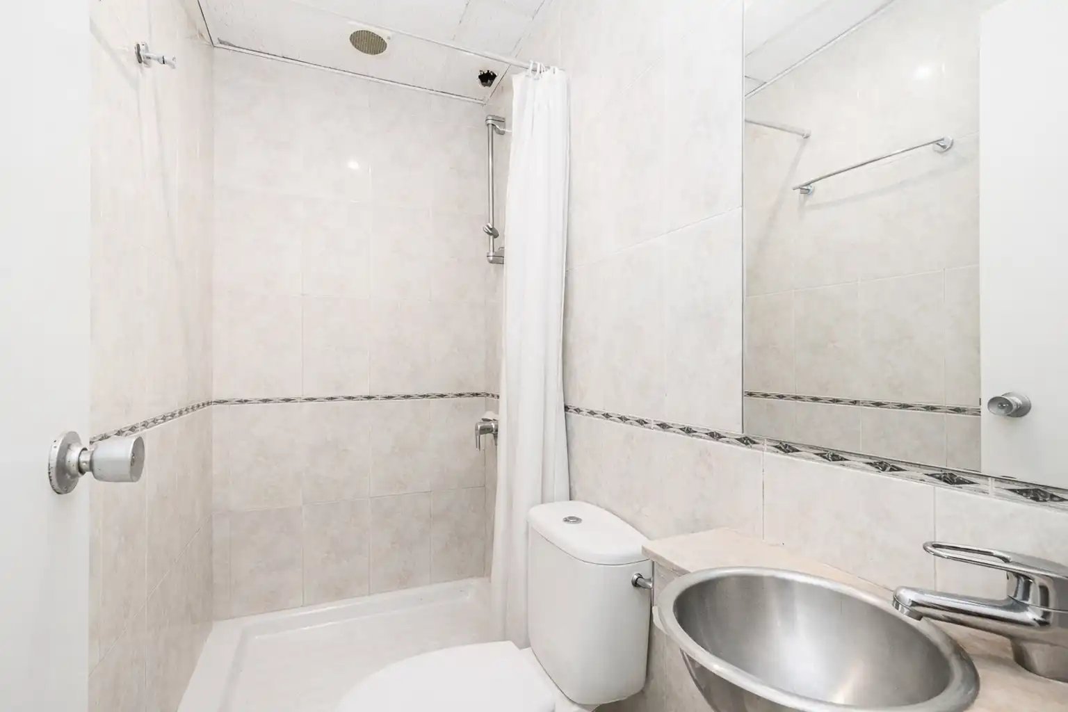 Bathroom of Study for sale in Barcelona  with Heating, Terrace and Oven