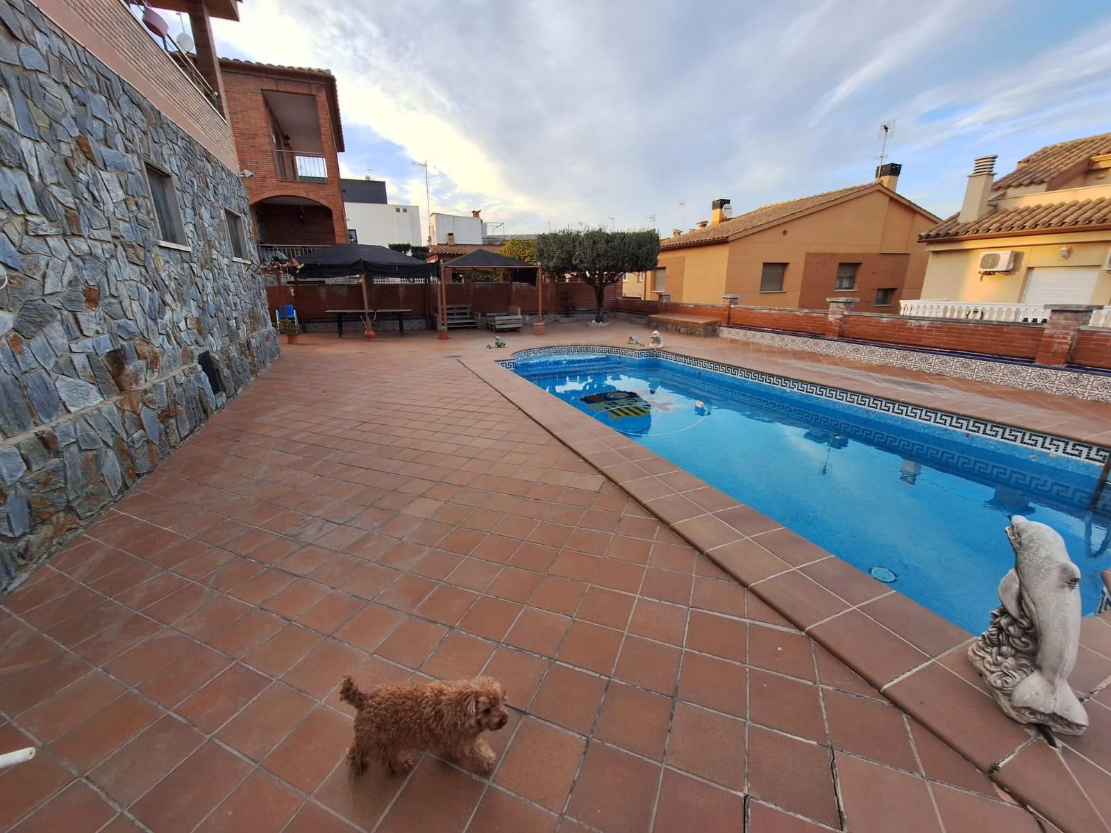 Swimming pool of Houses for sale in Santa Perpètua de Mogoda  with Air Conditioner, Private garden and Terrace
