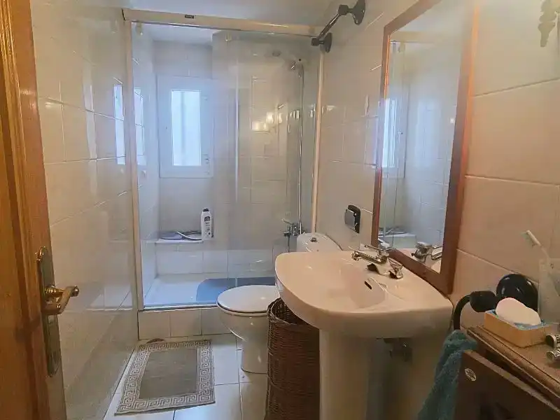 Badezimmer von Wohnung zur Miete in Pozuelo de Alarcón mit Klimaanlage, Privatgarten und Parkett