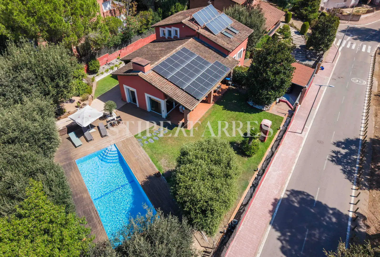 Vista exterior de Casa o xalet en venda en Barcelona amb Aire condicionat, Calefacció i Jardí privat