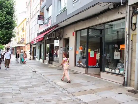 Local comercial de lloguer a Alcalde Rey Daviña 28, Derecha