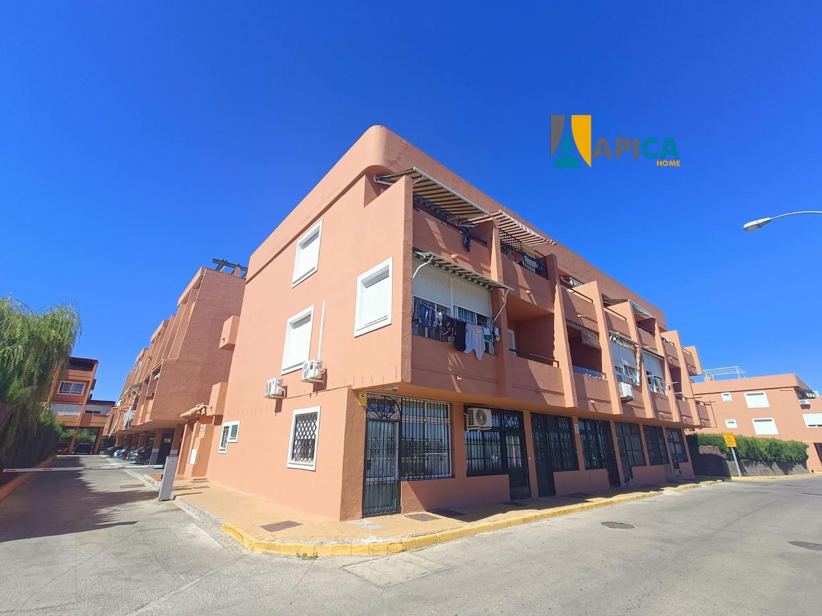 Vista exterior de Pis en venda en Algeciras amb Piscina i Piscina comunitària