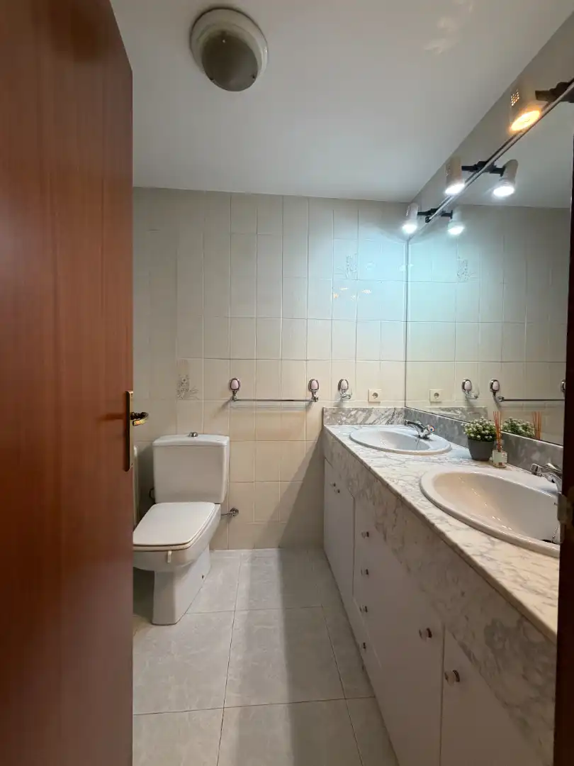 Bathroom of Flat for sale in Figueres  with Air Conditioner, Heating and Terrace