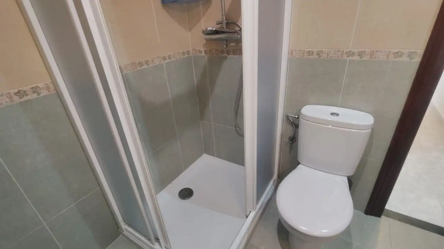 Bany de Pis en venda en Gijón  amb Piscina