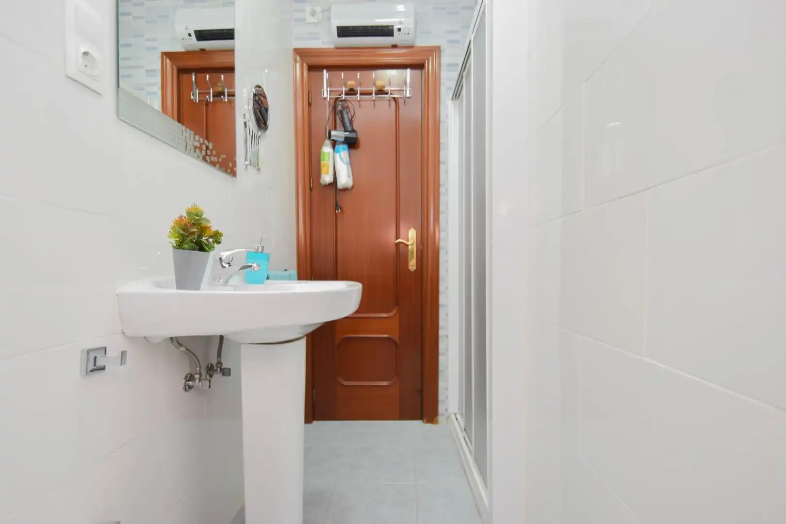 Bathroom of Flat for sale in Granada  with Balcony