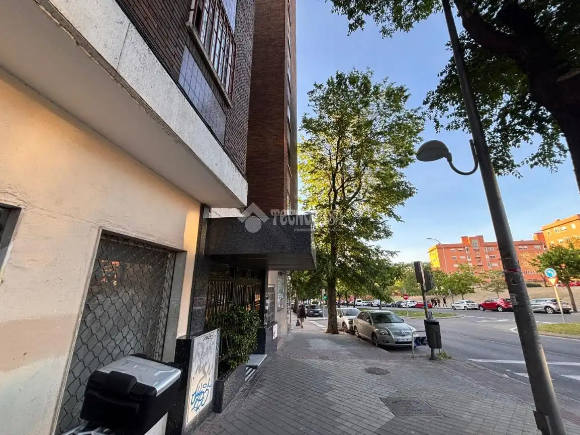 Vista exterior de Pis en venda en Madrid amb Parquet i Terrassa