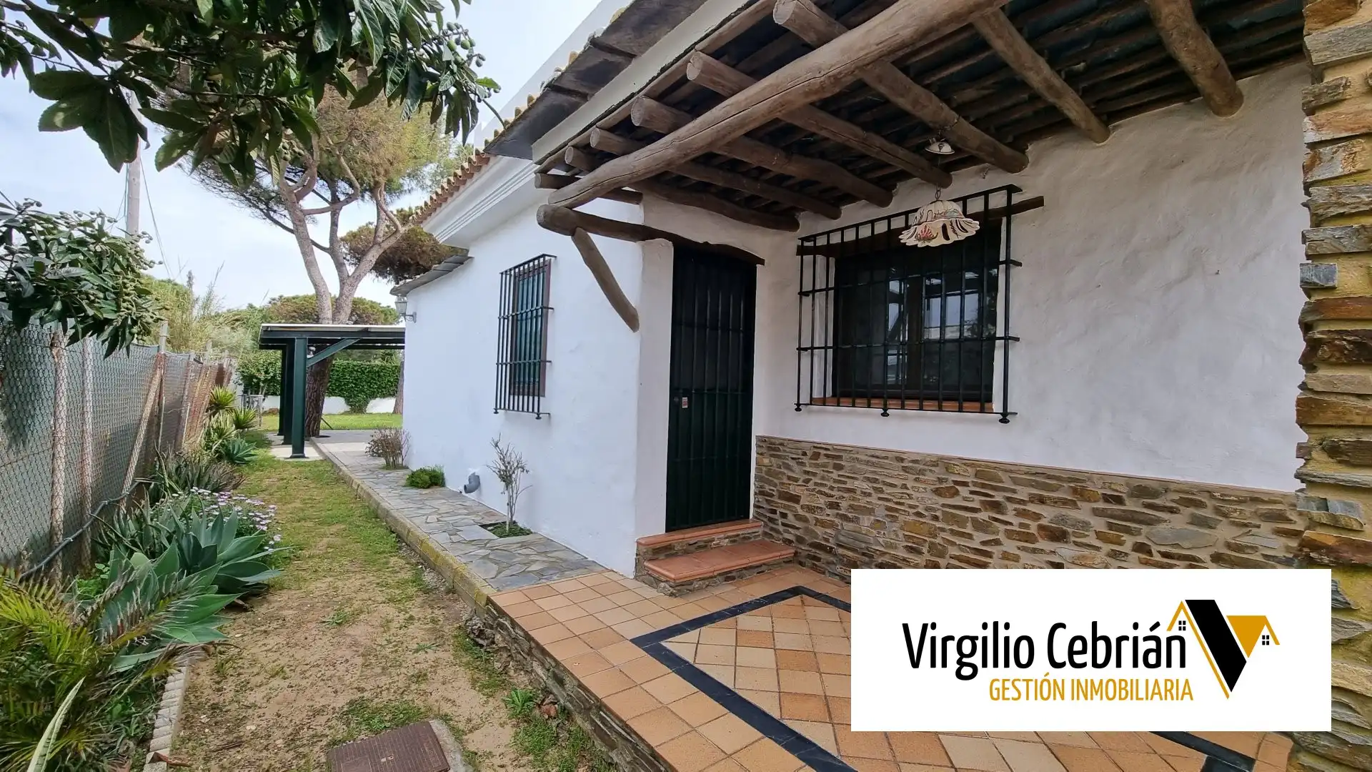 Vista exterior de Casa o xalet en venda en Chipiona amb Aire condicionat, Jardí privat i Terrassa