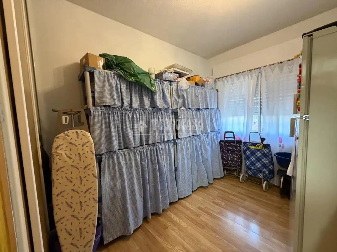 Dormitori de Casa adosada en venda en Velilla de San Antonio amb Aire condicionat, Calefacció i Jardí privat