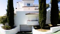 Vista exterior de Pis en venda en Marbella amb Aire condicionat, Terrassa i Piscina comunitària