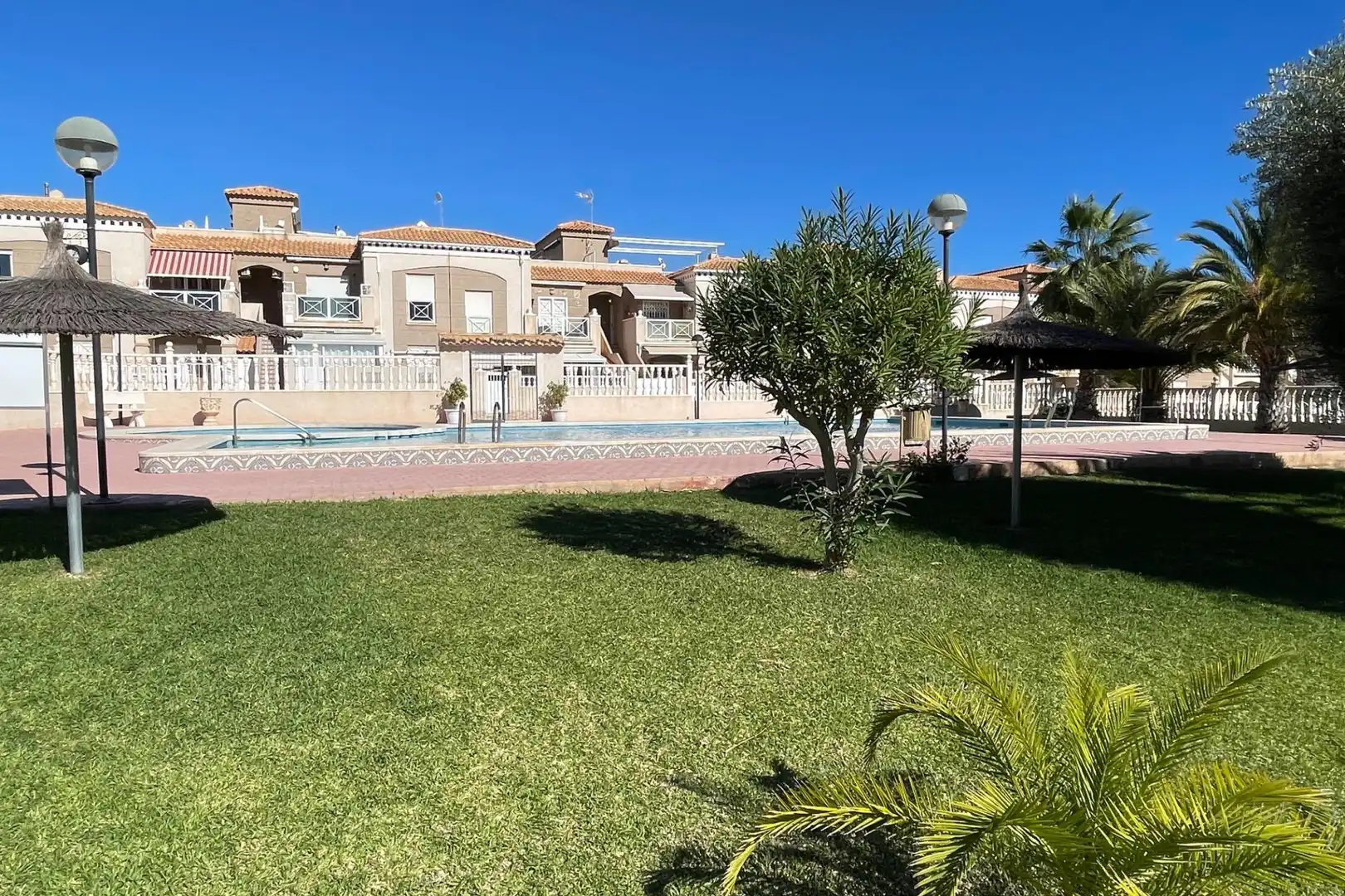 Vista exterior de Casa adosada en venda en Torrevieja amb Aire condicionat, Jardí privat i Terrassa
