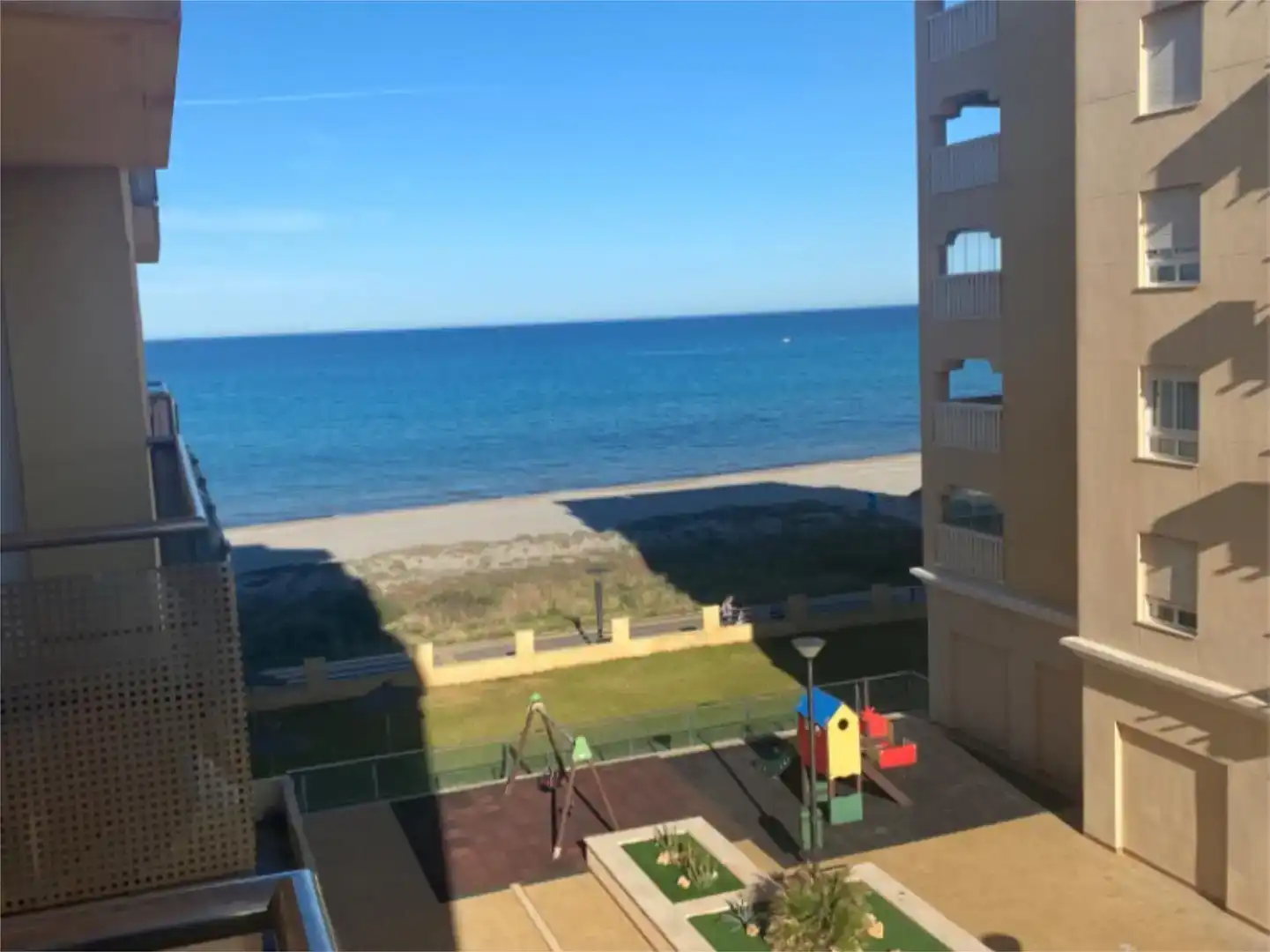 Vista exterior de Pis de lloguer en La Manga del Mar Menor amb Aire condicionat, Jardí privat i Piscina