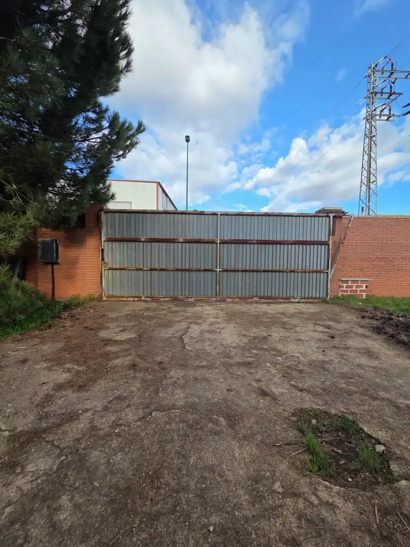 Aparcament de Nau industrial en venda en San Andrés del Rabanedo
