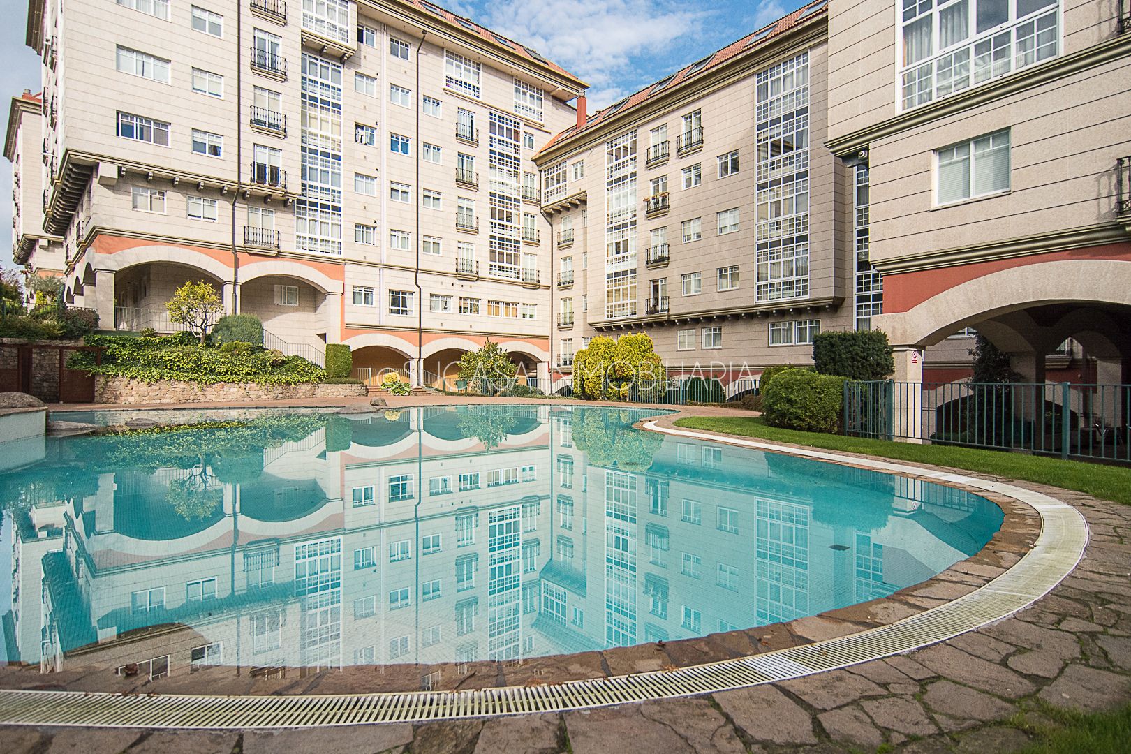 Piscina de Pis en venda en A Coruña Capital  amb Calefacció, Parquet i Traster
