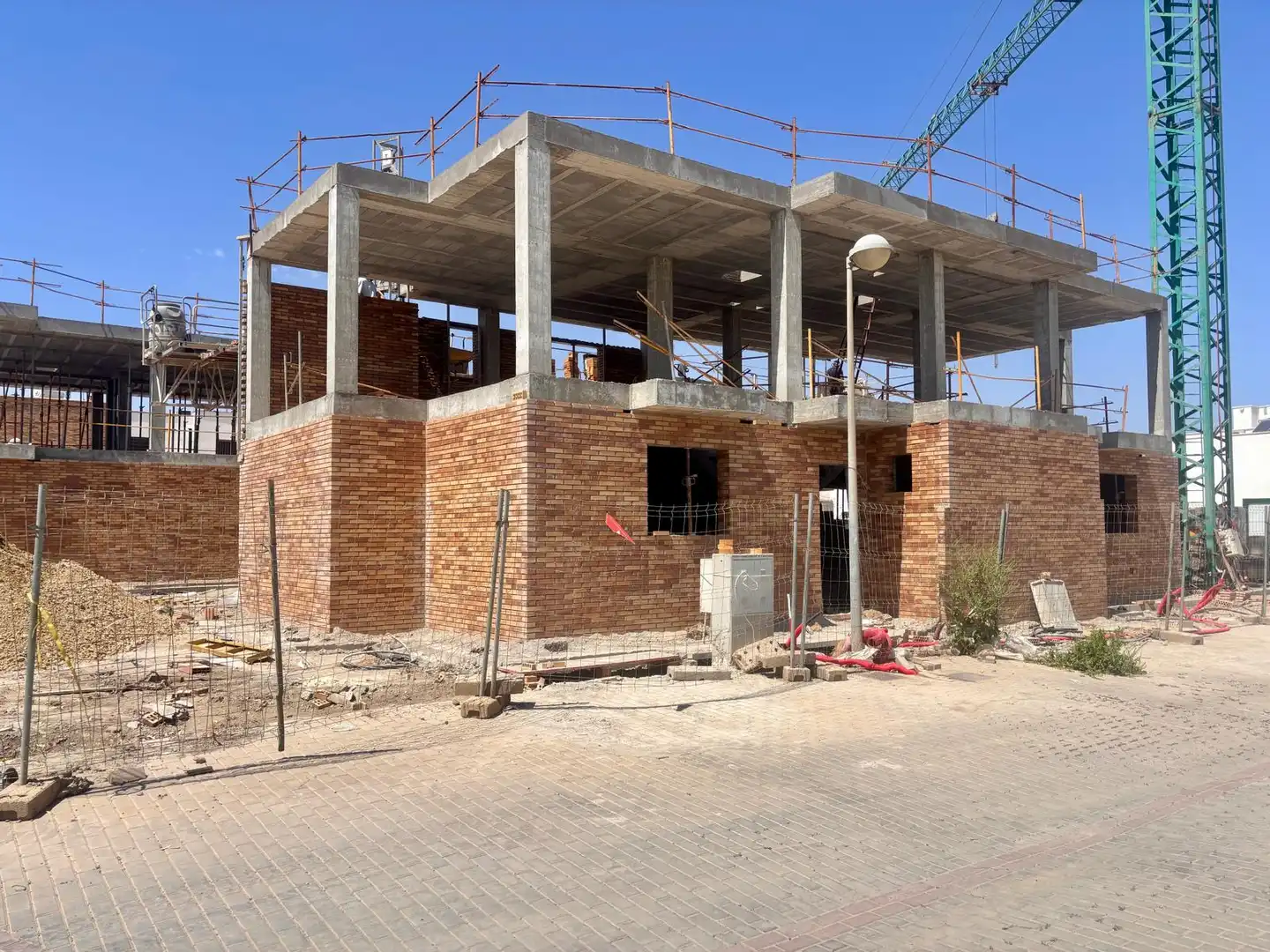 Vista exterior de Casa adosada en venda en Almería amb Jardí privat, Terrassa i Balcó