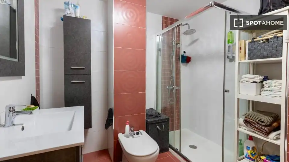 Baño de Apartamento para compartir en Granada con Aire acondicionado, Terraza y Amueblado