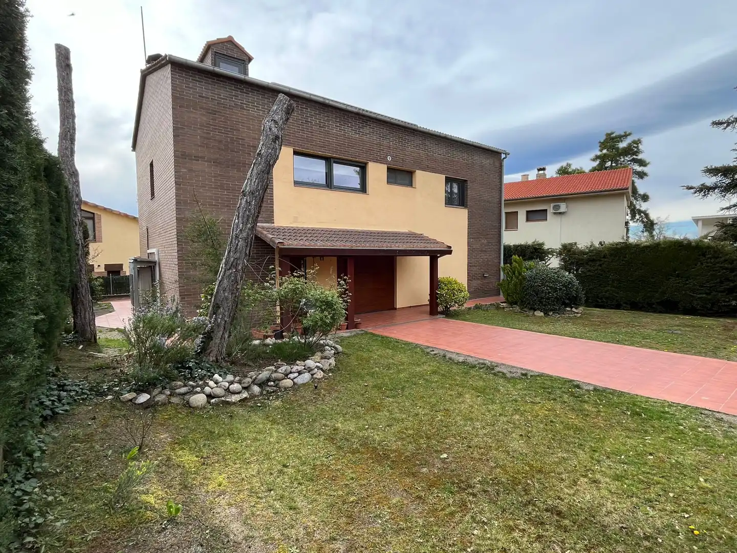 Exterior view of Houses for sale in Olius  with Air Conditioner, Private garden and Balcony