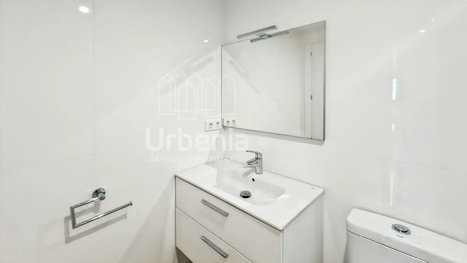 Baño de Piso de alquiler en Badalona con Aire acondicionado, Calefacción y Terraza